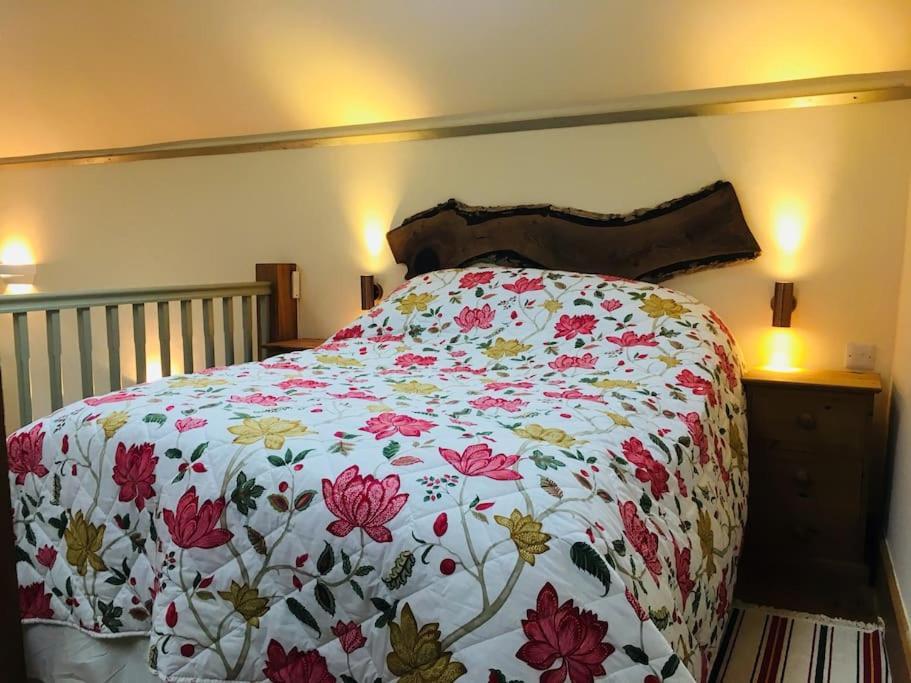 Stunning Converted Cider Barn Opposite A Country Pub Apartment *